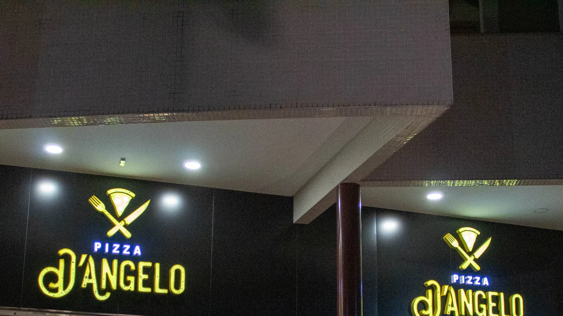 Fachada iluminada da D'Angelo na Av. Ironman Victor Garrido
