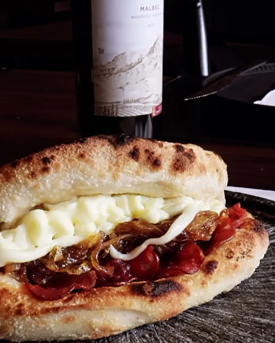 Lanche italiano na massa da casa, com burrata e cebola caramelizada